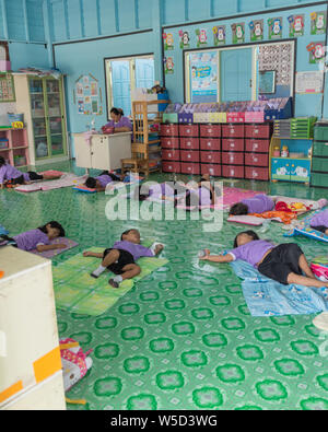 THAILAND, PHUKET - Januar 10, 2018 - Kinder schlafen auf dem Boden in der Schule in Ko Panyi Gipsy Village auf dem Wasser Stockfoto