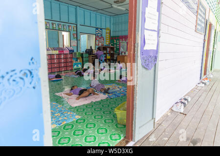 THAILAND, PHUKET - Januar 10, 2018 - Kinder schlafen auf dem Boden in der Schule in Ko Panyi Gipsy Village auf dem Wasser Stockfoto