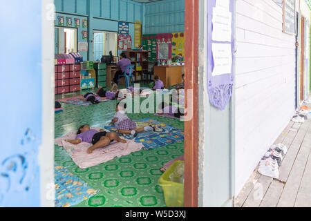 THAILAND, PHUKET - Januar 10, 2018 - Kinder schlafen auf dem Boden in der Schule in Ko Panyi Gipsy Village auf dem Wasser Stockfoto