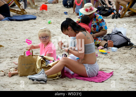 Mutter & Tochter am Strand im Stadtzentrum, Nottingham Stockfoto