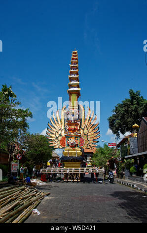 Eine königliche Ngaben Einäscherung Scheiterhaufen und Dekoration in der Bereitschaft, von den alten Palast, Ubud, Bali, Indonesien, Stockfoto