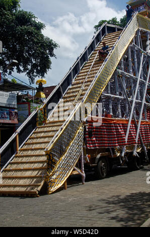 Momentan eine Baustelle für die Rampe verwendet werden, um den zeremoniellen Sarg für die Einäscherung einer royal Mitglied, Ubud, Bali zu erhöhen, Stockfoto