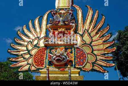 Eine königliche Ngaben Einäscherung Scheiterhaufen und Dekoration in der Bereitschaft, von den alten Palast, Ubud, Bali, Indonesien, Stockfoto