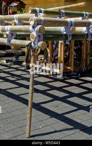 Bambus benutzt als Gerüst und die Unterstützung bei der Errichtung eines hohen Scheiterhaufen, Ubud, Bali, Indonesien. Stockfoto