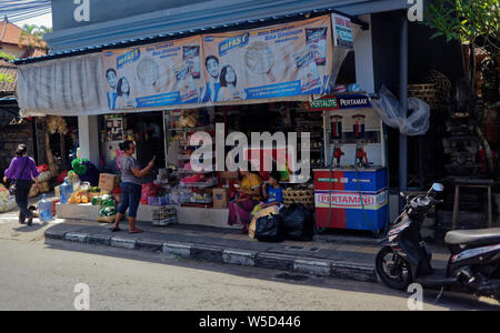 Shop mit Benzin pumpen für lokale Motorrad Verkehr, in Ubud, Indonesien Stockfoto