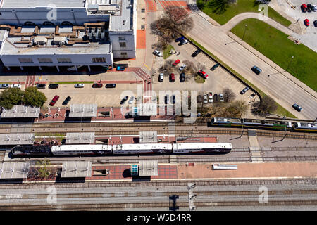 Züge an der Union Station in der Innenstadt von Dallas. Texas, USA, von der Reunion Tower Observation Deck gesehen. Stockfoto