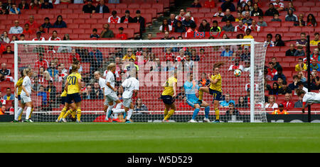 London, Großbritannien. 28. Juli 2019. Melanie Leupolz des FC Bayern München dem Frauenbach Kerben während Emirates Cup zwischen Arsenal und FC Bayern München Frauen im Emirates Stadium, London, England am 28. Juli 2019. Credit: Aktion Foto Sport/Alamy leben Nachrichten Stockfoto