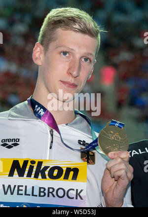 Gwangju, Südkorea. 28. Juli 2019. Schwimm-WM: 1500 Meter Freistil Finale Männer: Florian Wellbrock aus Deutschland zeigt seine Goldmedaille. Quelle: Bernd Thissen/dpa/Alamy leben Nachrichten Stockfoto