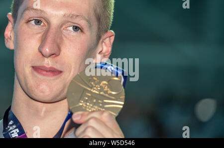 Gwangju, Südkorea. 28. Juli 2019. Schwimm-WM: 1500 Meter Freistil Finale Männer: Florian Wellbrock aus Deutschland zeigt seine Goldmedaille. Quelle: Bernd Thissen/dpa/Alamy leben Nachrichten Stockfoto