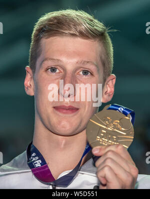 Gwangju, Südkorea. 28. Juli 2019. Schwimm-WM: 1500 Meter Freistil Finale Männer: Florian Wellbrock aus Deutschland zeigt seine Goldmedaille. Quelle: Bernd Thissen/dpa/Alamy leben Nachrichten Stockfoto