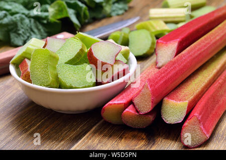 Frische Rhabarber auf hölzernen Tisch Stockfoto