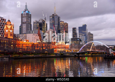 Die Stadt Melbourne bei Nacht, Melbourne, Victoria, Australien Stockfoto