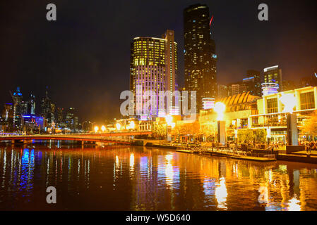 Fluss Yarra, Southbank Feuer Anzeige bei Nacht, Melbourne, Victoria, Australien Stockfoto