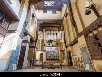 Zimmer im El Sehemy Haus, eine alte osmanische Ära historisches Haus in Islamischen Kairo, 1648 mit Aussparung aus Holz gebaut (mashrabiya) und Brunnen, Kairo, Ägypten Stockfoto