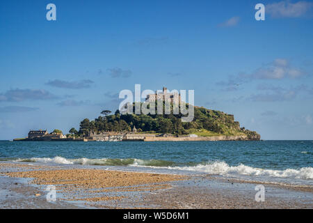 St Michael's Mount in Marazion, Cornwall, UK am Abend, vom Strand entfernt. Stockfoto