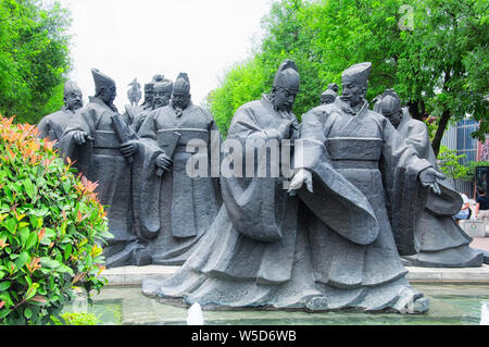 August 19, 2015. Xian China. Die großen Tang alle Tag mall Skulptur in der Nähe der Großen Wildganspagode in Xian, China an einem bewölkten Tag in Shaanxi Stockfoto