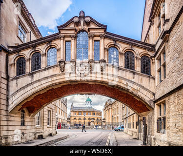 Vom 6. Juni 2019: Oxford, UK - Hertford Brücke, im Volksmund als die Seufzerbrücke bekannt, tritt in Teilen von Hertford College in New College Lane. In der... Stockfoto