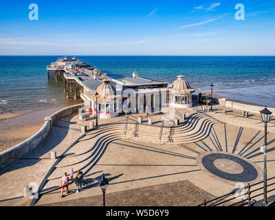 22. Juni 2019: Cromer, Norfolk, Großbritannien - The Victorian Pier in Cromer, Norfolk, an einem Sommerabend. Stockfoto