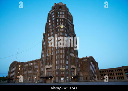 Buffalo Central Terminal, in der Dämmerung, einem historischen ehemaligen Bahnhof in Buffalo, New York. Ein aktiver Teilnehmer von 1929 bis 1979, das 17-stöckige Art déco Stockfoto