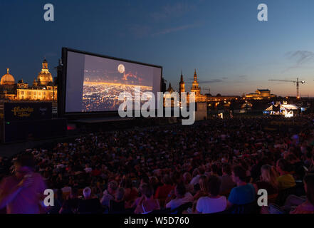 24 Juli 2019, Sachsen, Dresden: Zahlreiche Gäste der "Filmnächte am Elbufer" sitzen vor der Kulisse der Dresdner Altstadt mit der Kuppel des Kunstakedemie (L-R), der Frauenkirche, der hausmannsturm, der Hofkirche, der Semperoper und im Kino. Foto: Robert Michael/dpa-Zentralbild/dpa Stockfoto