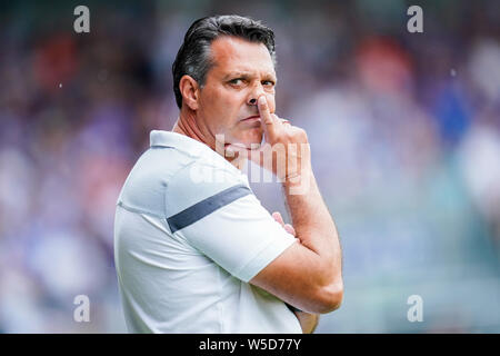 Wiesbaden, Deutschland. 28. Juli 2019. 2. Fussball Bundesliga, SV Wehen Wiesbaden - Karlsruher SC, 1. Spieltag, in der BRITA-Arena. Karlsruhe Trainer Alois Schwartz ist über im Stadion zu spielen. Foto: Uwe Anspach/dpa - WICHTIGER HINWEIS: In Übereinstimmung mit den Anforderungen der DFL Deutsche Fußball Liga oder der DFB Deutscher Fußball-Bund ist es untersagt, zu verwenden oder verwendet Fotos im Stadion und/oder das Spiel in Form von Bildern und/oder Videos - wie Foto Sequenzen getroffen haben./dpa/Alamy leben Nachrichten Stockfoto