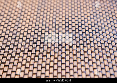 Hell und Dunkel Braun gewebt Bambus Streifen Muster Nahaufnahme. Textur Hintergrund Stockfoto