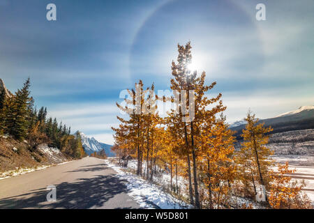 Halo Effekt in der Nähe von Pyramid Lake mit Bergen Reflexion an Jasper National Park, Kanada. Stockfoto