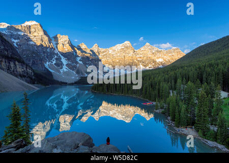 Wunderschöne Aussicht auf Lake Moraine bei Sonnenaufgang im Banff National Park, Kanada. Stockfoto