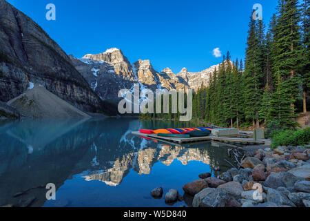 Moraine Lake in den kanadischen Rocky Mountains, Banff National Park, Kanada. Stockfoto