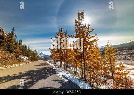 Halo Effekt in der Nähe von Pyramid Lake mit Bergen Reflexion an Jasper National Park, Kanada. Stockfoto