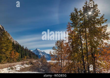 Halo Effekt in der Nähe von Pyramid Lake mit Bergen Reflexion an Jasper National Park, Kanada. Stockfoto