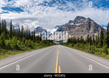 Malerische Straße in den kanadischen Rockies an sonnigen Sommertag, Stockfoto