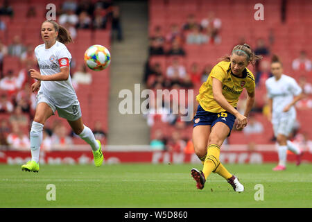 London, Großbritannien. 28. Juli 2019. Katie McCabe von Arsenal Frauen nimmt einen Schuß am Ziel. Emirates Cup 2018 überein, Arsenal Frauen v Bayern München Frauen im Emirates Stadium in London am Sonntag, den 28. Juli 2019. Dieses Bild dürfen nur für redaktionelle Zwecke verwendet werden. Nur die redaktionelle Nutzung, eine Lizenz für die gewerbliche Nutzung erforderlich. Keine Verwendung in Wetten, Spiele oder einer einzelnen Verein/Liga/player Publikationen. pic von Steffan Bowen/Andrew Orchard sport Fotografie/Alamy Live news Credit: Andrew Orchard sport Fotografie/Alamy leben Nachrichten Stockfoto