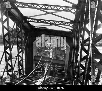 [1890s Japan - nobi Erdbeben 1891 eingestürzten Brücke] - Eine kollabierte Nagaragawa Eisenbahnbrücke der Tokaido Main Line (東海道本線長良川鉄橋) in der Präfektur Gifu nach dem Erdbeben (濃尾地震, Nobi Nobi Jishin) vom Oktober 28, 1891 (Meiji 24). Dieses Foto von William Kinnimond Burton war wiedergegeben in "Das große Erdbeben in Japan 1891" von Lane, Crawford & Co. in Yokohama veröffentlicht. 19 Vintage Glas schieben. Stockfoto