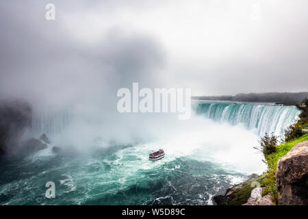 Niagara Falls - Oktober 06, 2018: Die Mädchen des Nebels Boot in der Nähe der Wasserfall in Niagara Falls, Kanada. Stockfoto