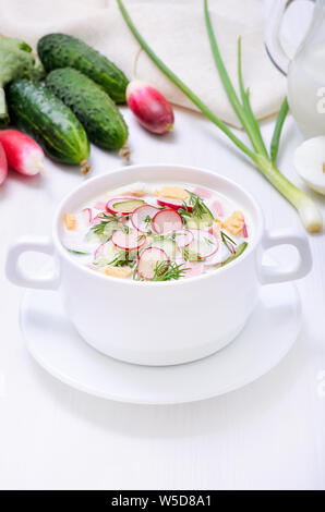 Joghurt Suppe auf weißen Tisch Stockfoto