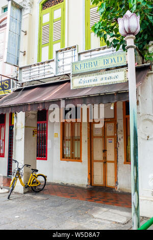 Ofo gelb Bike in Curbau Straße in der Gegend von Singapur Little India geparkt Stockfoto