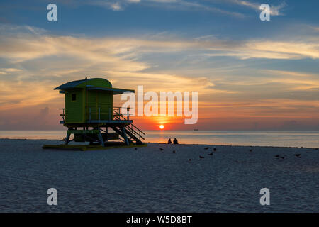 Miami Beach bei Sonnenaufgang und Life guard Tower, South Miami Beach, Florida. Stockfoto