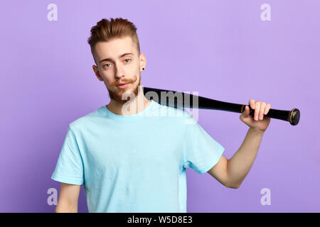Schönen schweren Hooligan mit Baseballschläger auf blauem Hintergrund isoliert. nach oben Porträt schließen. lifestytle, freie Zeit, Freizeit. Stockfoto