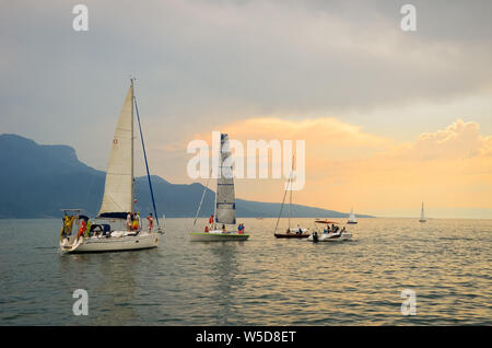 Vevey, Schweiz - 26. Juli 2019: Menschen auf Segelbooten feiern Fete des Vignerons 2019. Traditionelles Festival ist eine Hommage an die Traditionen des Weinsektors im Lavaux Wein Region. Organisiert einmal in 20-25 Jahre, seit dem 18. Jahrhundert. Es war, als die ersten lebendigen Tradition in der Schweiz erhielt UNESCO-Anerkennung geehrt. Festival findet vom 18.Juli bis 11. August 2019. Stockfoto