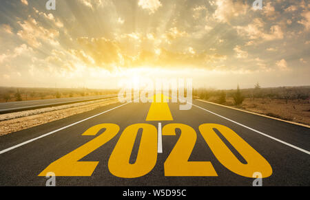 Das Wort 2020 auf der Autobahn unterwegs geschrieben. Konzept für das neue Jahr 2020. Stockfoto