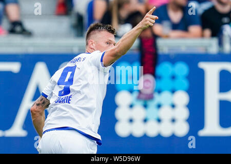 28 Juli 2019, Hessen, Wiesbaden: Fussball: 2. Bundesliga, SV Wehen Wiesbaden - Karlsruher SC, 1. Spieltag, in der BRITA-Arena. Der Karlsruher Marvin Pourie freut sich über sein Tor zum 0:1. Foto: Uwe Anspach/dpa - WICHTIGER HINWEIS: In Übereinstimmung mit den Anforderungen der DFL Deutsche Fußball Liga oder der DFB Deutscher Fußball-Bund ist es untersagt, zu verwenden oder verwendet Fotos im Stadion und/oder das Spiel in Form von Bildern und/oder Videos - wie Foto Sequenzen getroffen haben. Stockfoto