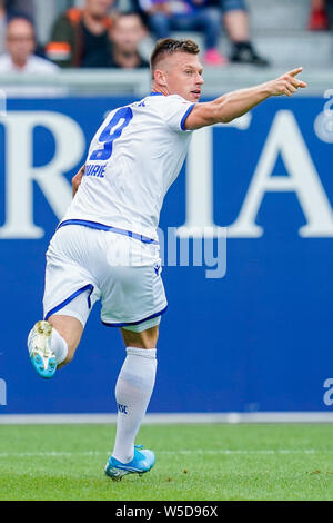 28 Juli 2019, Hessen, Wiesbaden: Fussball: 2. Bundesliga, SV Wehen Wiesbaden - Karlsruher SC, 1. Spieltag, in der BRITA-Arena. Der Karlsruher Marvin Pourie freut sich über sein Tor zum 0:1. Foto: Uwe Anspach/dpa - WICHTIGER HINWEIS: In Übereinstimmung mit den Anforderungen der DFL Deutsche Fußball Liga oder der DFB Deutscher Fußball-Bund ist es untersagt, zu verwenden oder verwendet Fotos im Stadion und/oder das Spiel in Form von Bildern und/oder Videos - wie Foto Sequenzen getroffen haben. Stockfoto