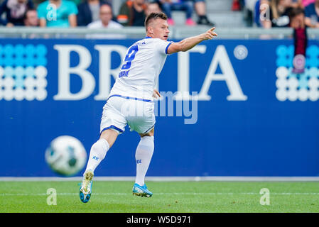 28 Juli 2019, Hessen, Wiesbaden: Fussball: 2. Bundesliga, SV Wehen Wiesbaden - Karlsruher SC, 1. Spieltag, in der BRITA-Arena. Der Karlsruher Marvin Pourie freut sich über sein Tor zum 0:1. Foto: Uwe Anspach/dpa - WICHTIGER HINWEIS: In Übereinstimmung mit den Anforderungen der DFL Deutsche Fußball Liga oder der DFB Deutscher Fußball-Bund ist es untersagt, zu verwenden oder verwendet Fotos im Stadion und/oder das Spiel in Form von Bildern und/oder Videos - wie Foto Sequenzen getroffen haben. Stockfoto