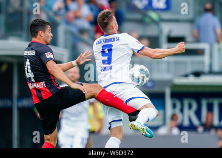 28 Juli 2019, Hessen, Wiesbaden: Fussball: 2. Bundesliga, SV Wehen Wiesbaden - Karlsruher SC, 1. Spieltag, in der BRITA-Arena. Der Wiesbadener Sascha Mockenhaupt (l) und der Karlsruher Marvin Pourie Kampf um den Ball. Foto: Uwe Anspach/dpa - WICHTIGER HINWEIS: In Übereinstimmung mit den Anforderungen der DFL Deutsche Fußball Liga oder der DFB Deutscher Fußball-Bund ist es untersagt, zu verwenden oder verwendet Fotos im Stadion und/oder das Spiel in Form von Bildern und/oder Videos - wie Foto Sequenzen getroffen haben. Stockfoto