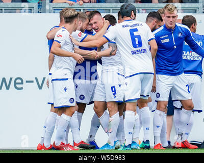 28 Juli 2019, Hessen, Wiesbaden: Fussball: 2. Bundesliga, SV Wehen Wiesbaden - Karlsruher SC, 1. Spieltag, in der BRITA-Arena. Der Karlsruher Marvin Pourie (3. von links) freut sich mit seinen Teamkollegen über sein Ziel auf 0:1. Foto: Uwe Anspach/dpa - WICHTIGER HINWEIS: In Übereinstimmung mit den Anforderungen der DFL Deutsche Fußball Liga oder der DFB Deutscher Fußball-Bund ist es untersagt, zu verwenden oder verwendet Fotos im Stadion und/oder das Spiel in Form von Bildern und/oder Videos - wie Foto Sequenzen getroffen haben. Stockfoto