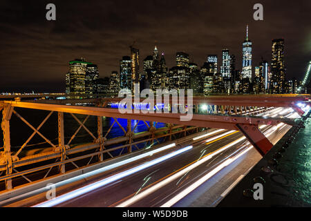 Auto Verkehr auf der Brooklyn Bridge In New York Stockfoto