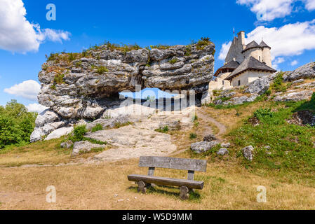 Die lasecki Tor (Brama Laseckich) - ein Fels in der Brandung vor den Eingang der Lindenberg Schloss im Dorf Lindenberg. Polen Stockfoto