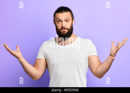 Ernster Mann mit erhobenen Händen erklärt seine Sicht, seine Gleichgültigkeit, Apathie, bis Portrait schließen. Körpersprache. Stockfoto