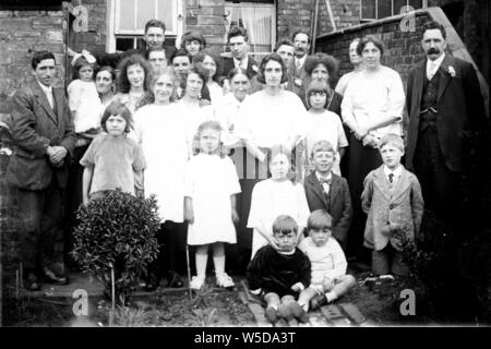 Eine englische Familie Gruppe, nach vielleicht eine Hochzeit posing Stockfoto